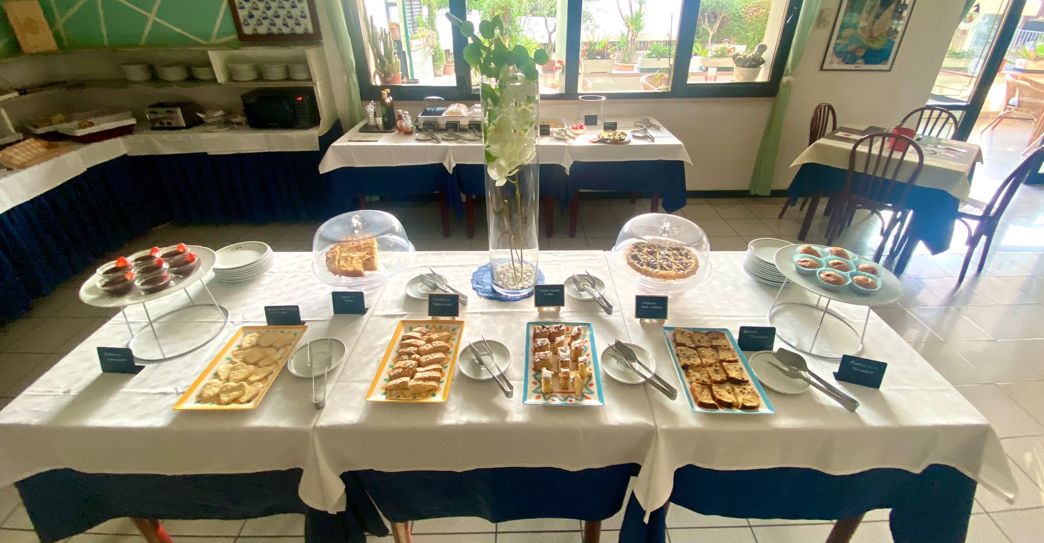 Buffet di dolci fatti in casa: crostate, plumcake e biscotti