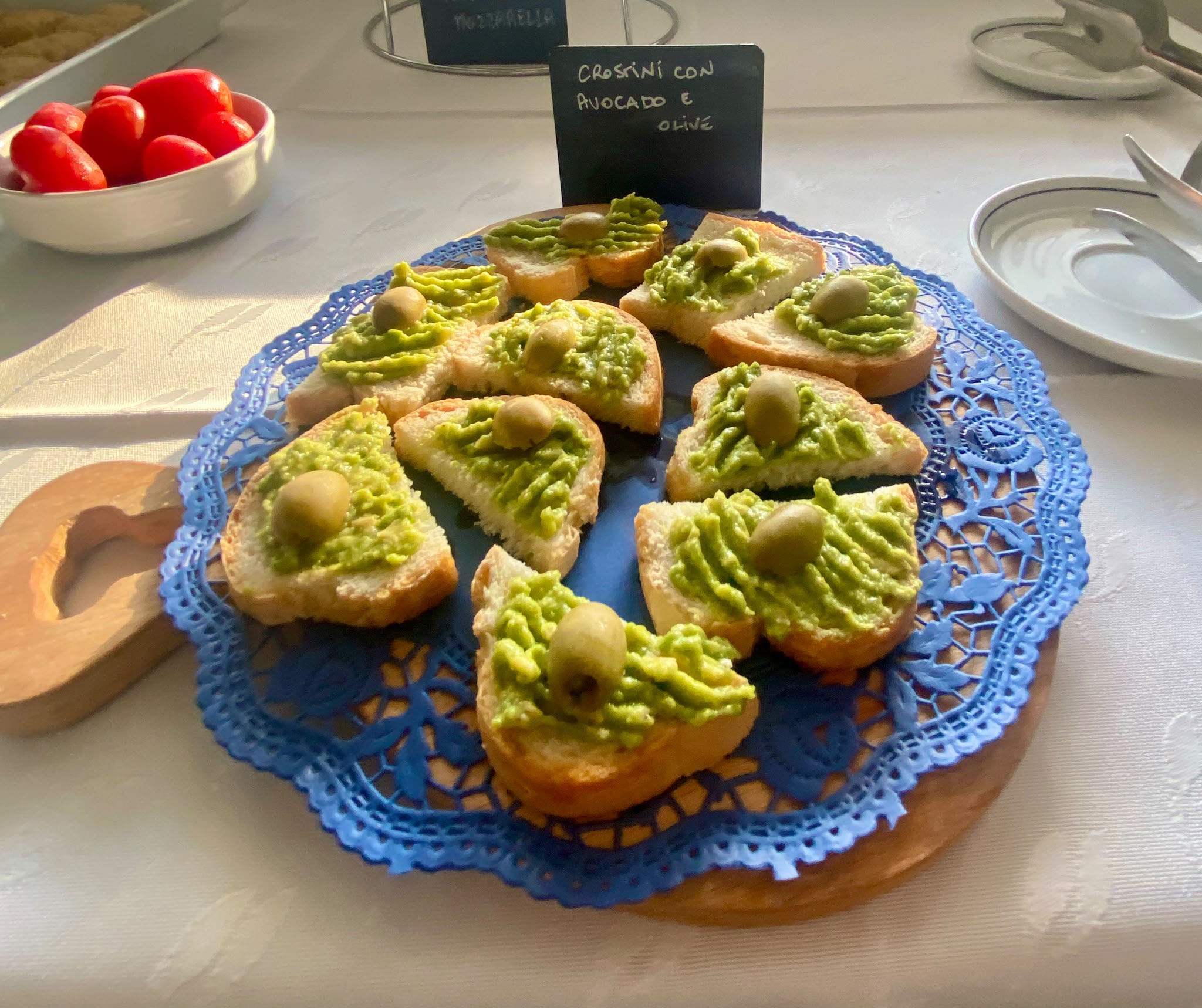 Crostini con crema di avocado e olive