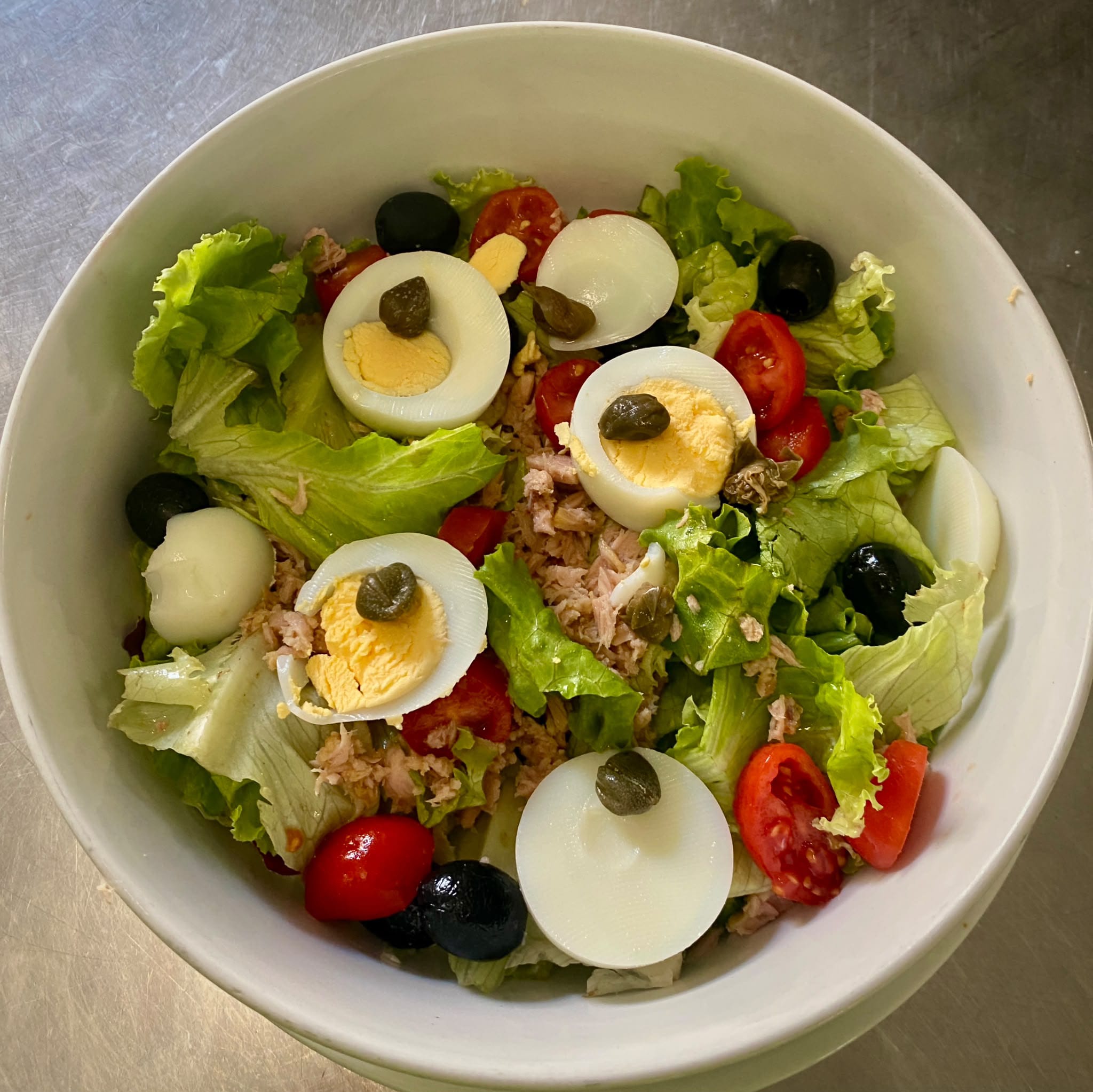 Insalata del Marinaio con tonno, uova sode, olive, pomodorini e capperi