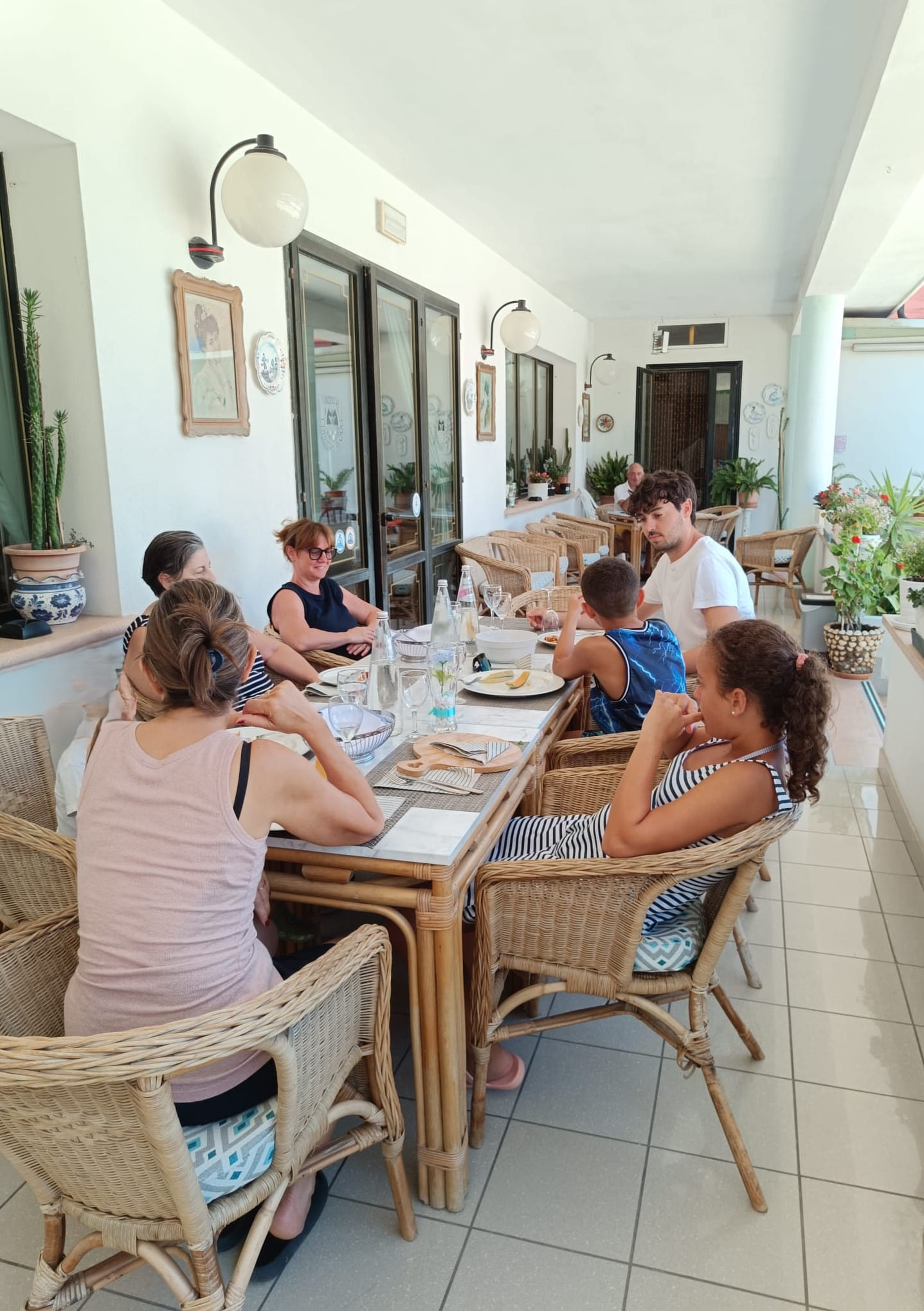 Famiglia a tavola nella veranda dell'hotel