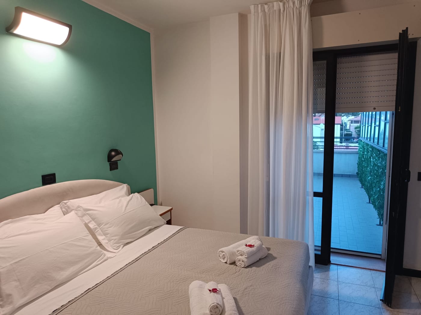Camera Economy, vista laterale con letto e arredi