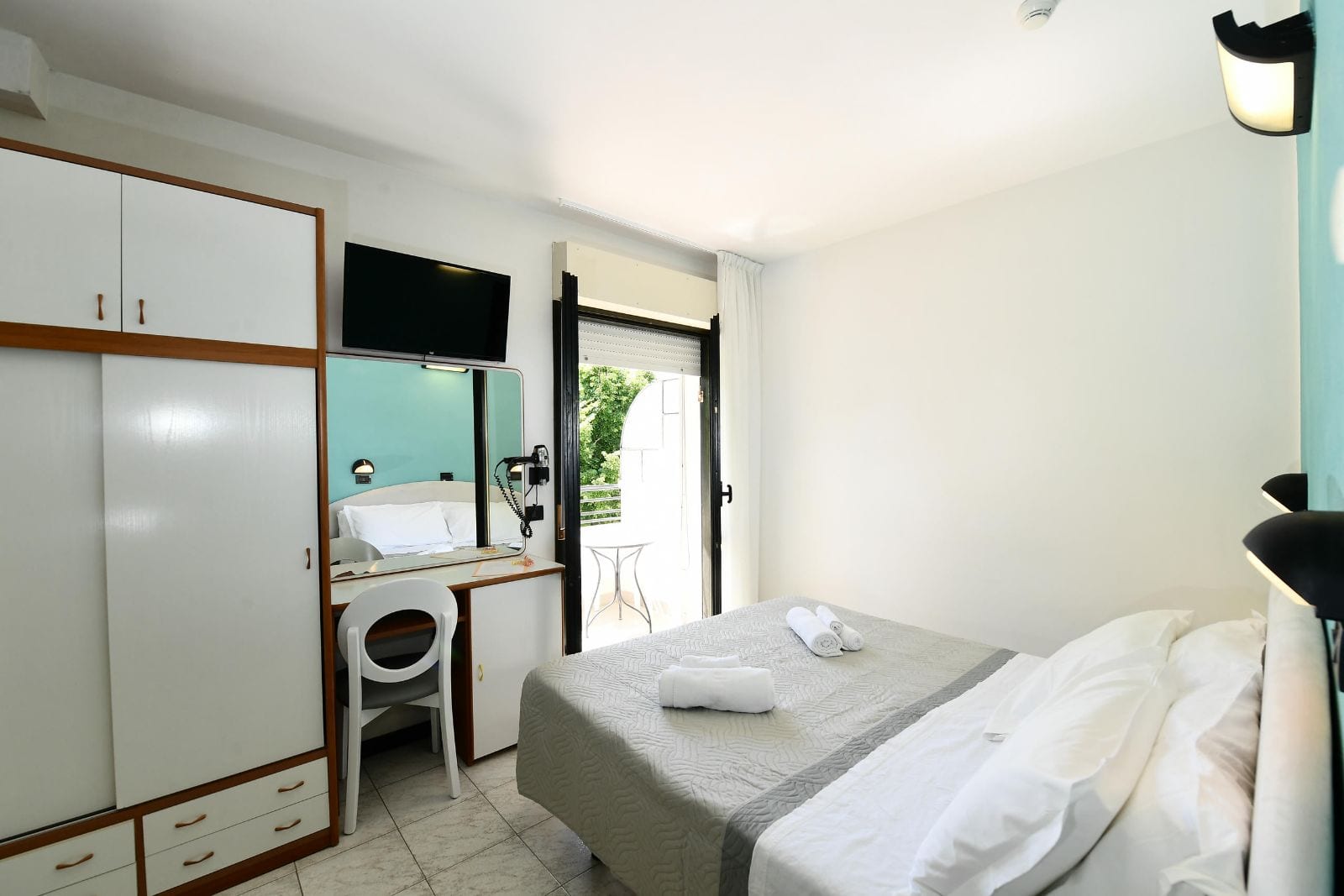 Camera Standard, letto matrimoniale, scrivania e terrazzo