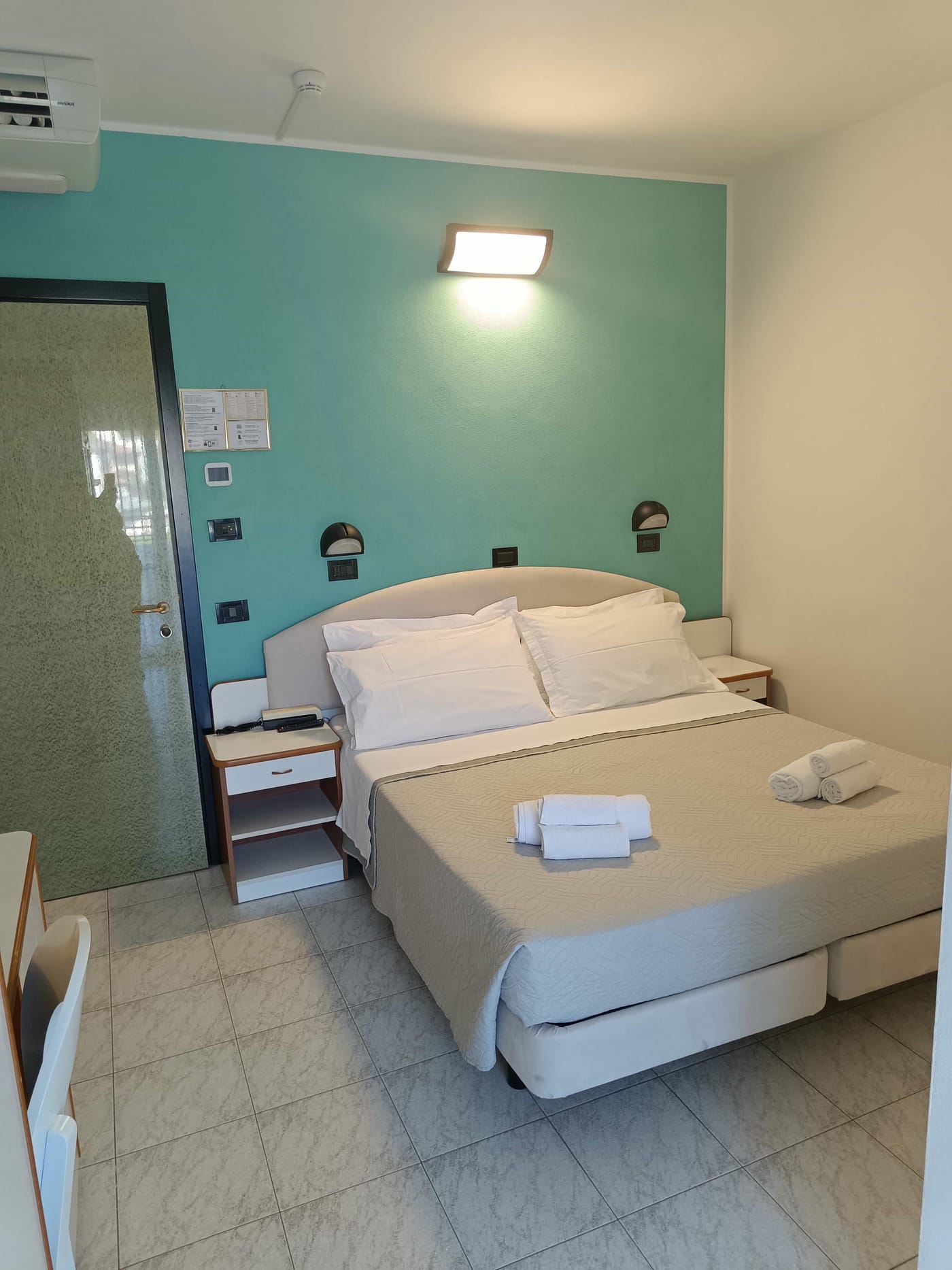 Camera Standard con parete verde acqua e letto matrimoniale
