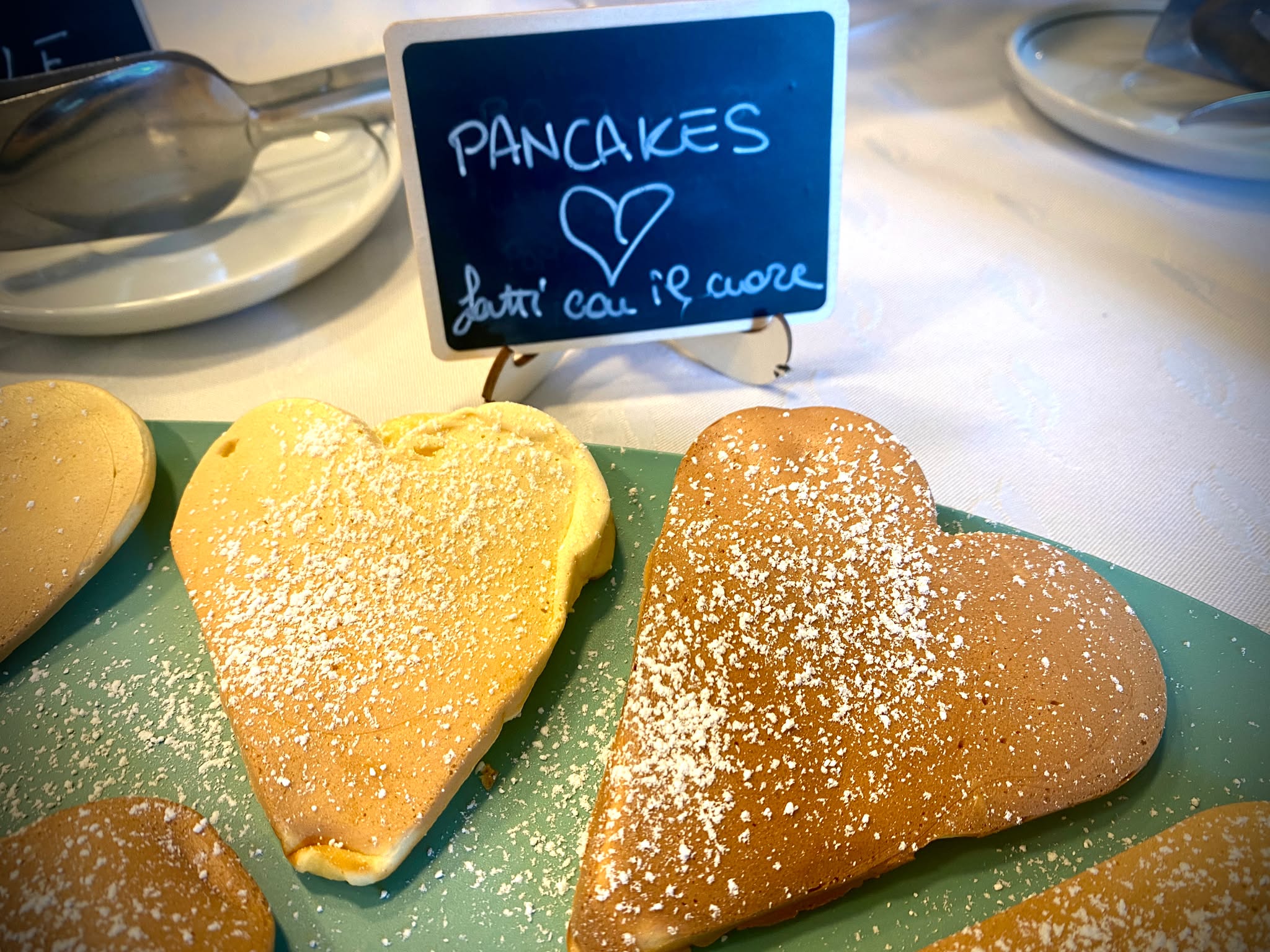 Pancakes a forma di cuore con cartello "Fatti col cuore"