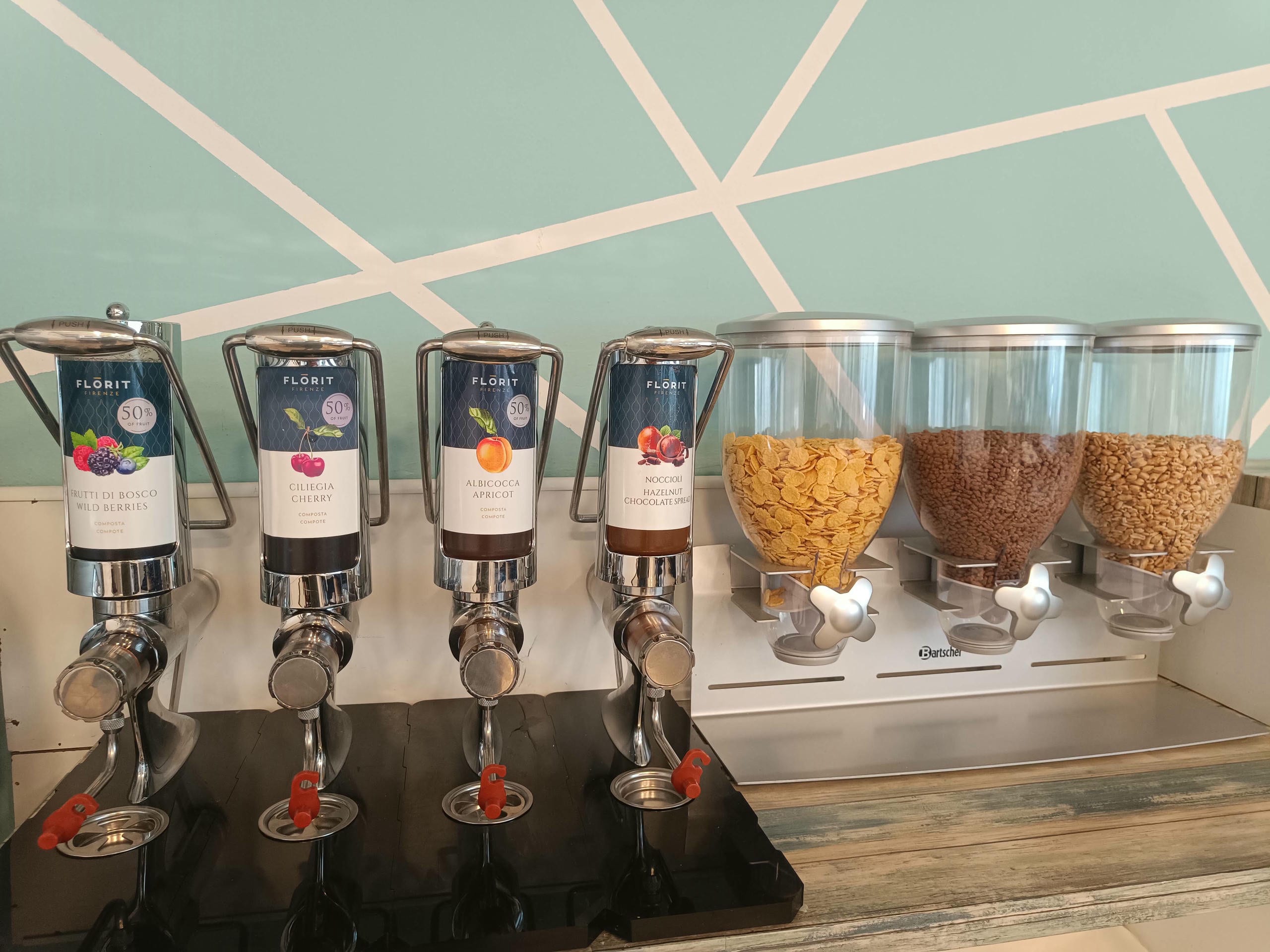 Dispenser di succhi e cereali al buffet della colazione