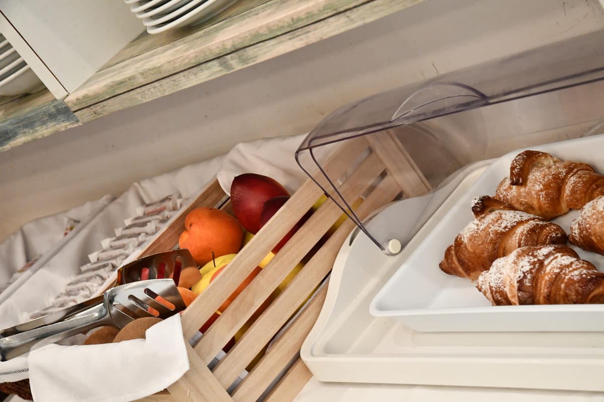 Buffet della colazione con cornetti e frutta fresca