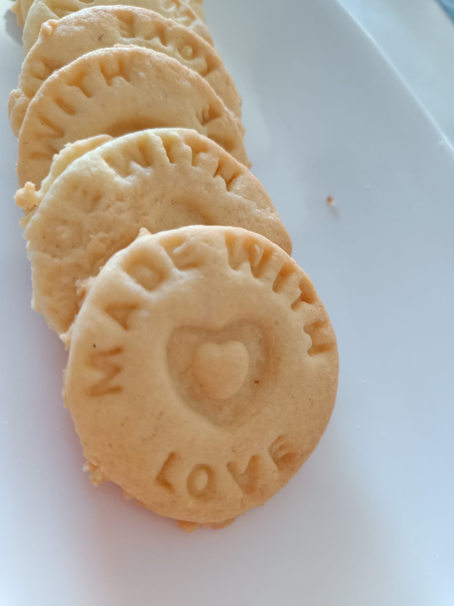 Biscotti di frolla fatti in casa con impresso "Made with love" e un cuore