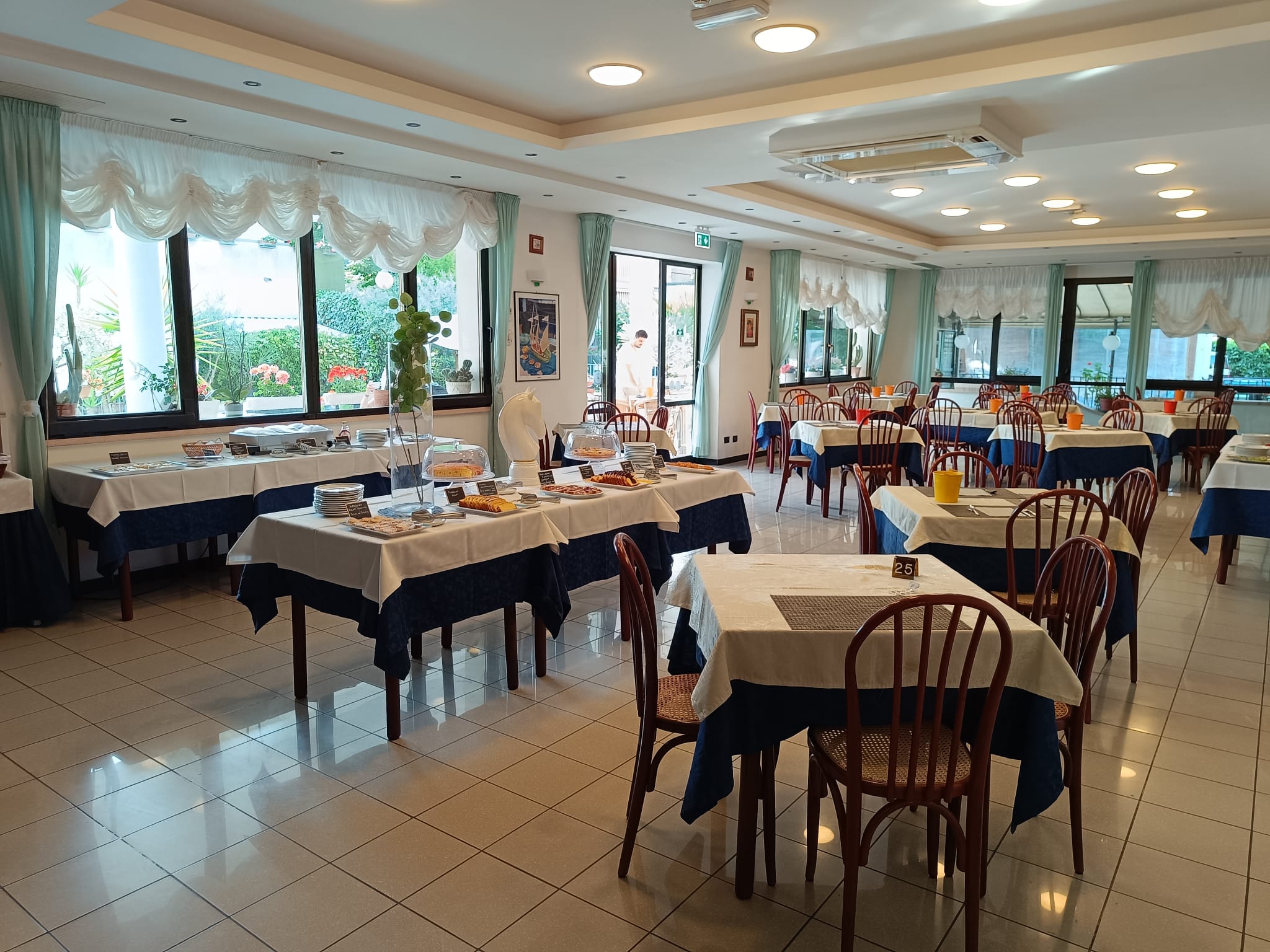 Buffet della colazione con torte fatte in casa e dolci
