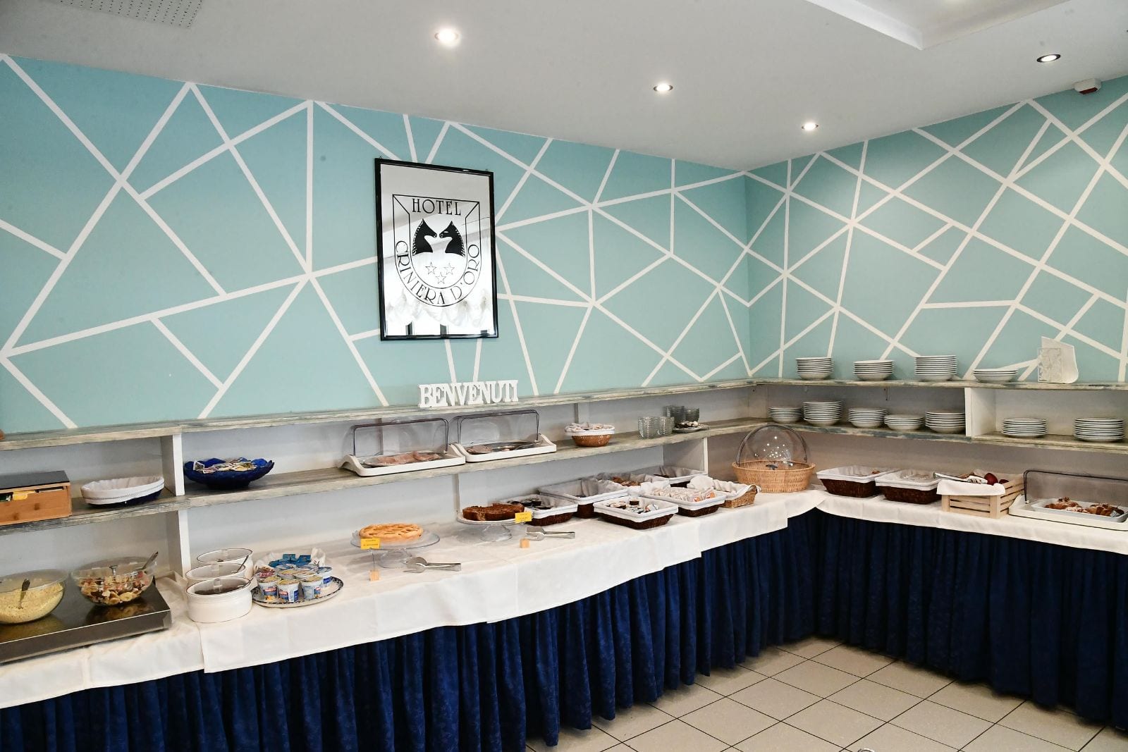 Buffet colazione apparecchiato con dolci e proposte salate