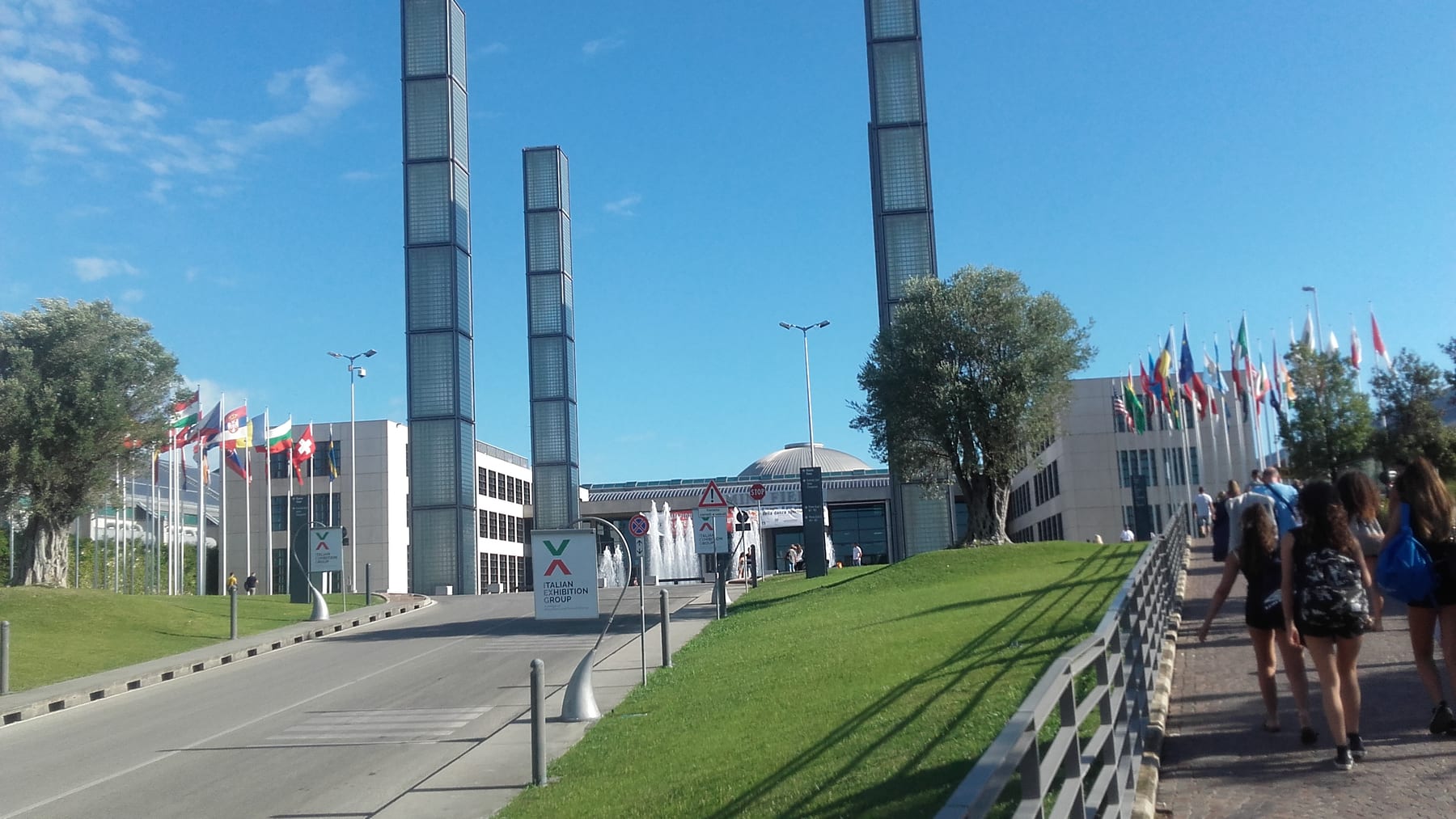 L'ingresso del quartiere fieristico di Rimini, con le bandiere e le torri vetrate