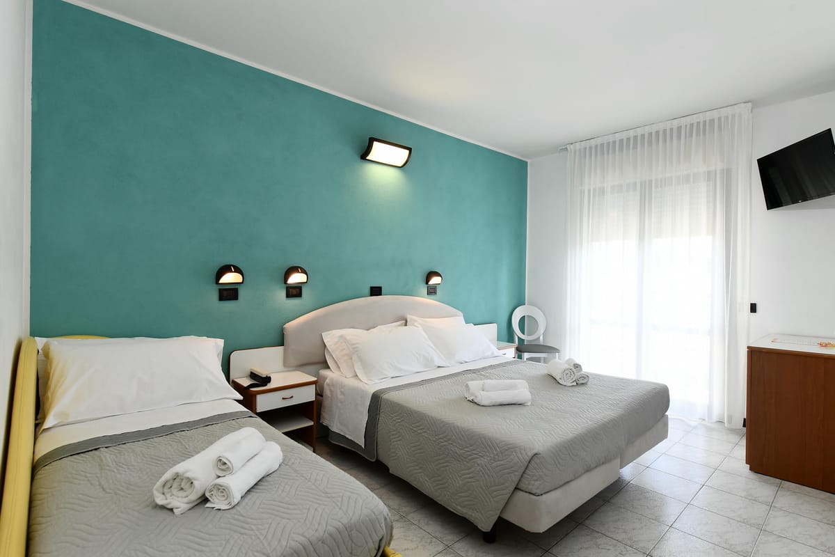 Camera Comfort spaziosa con letto e balcone