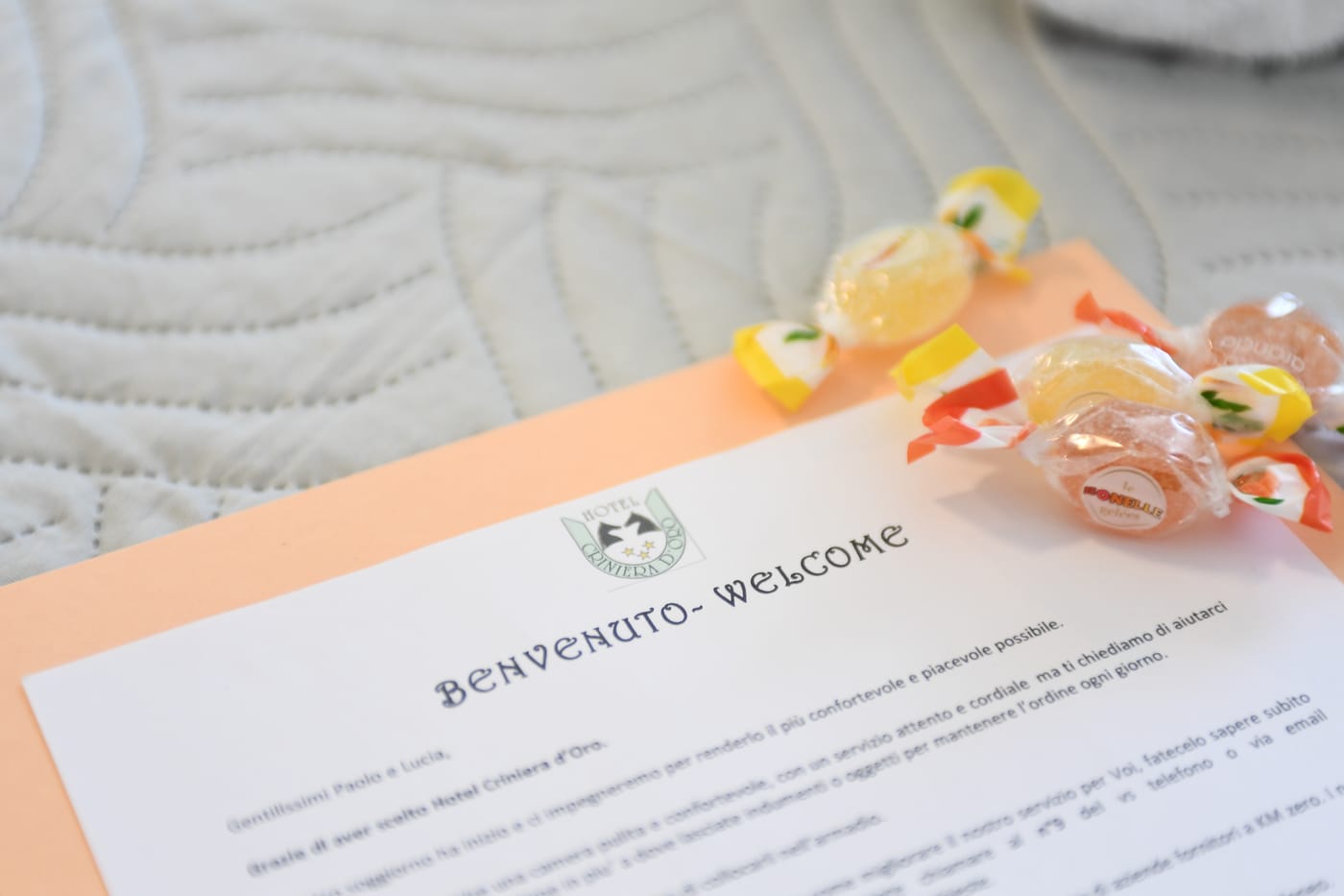 Lettera di benvenuto con caramelle in camera