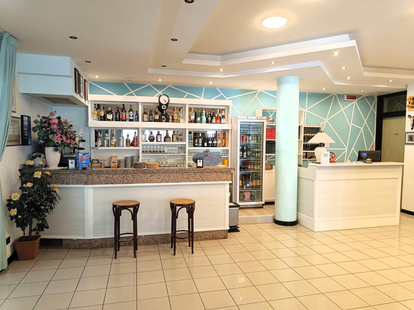 Bar interno con bancone e reception