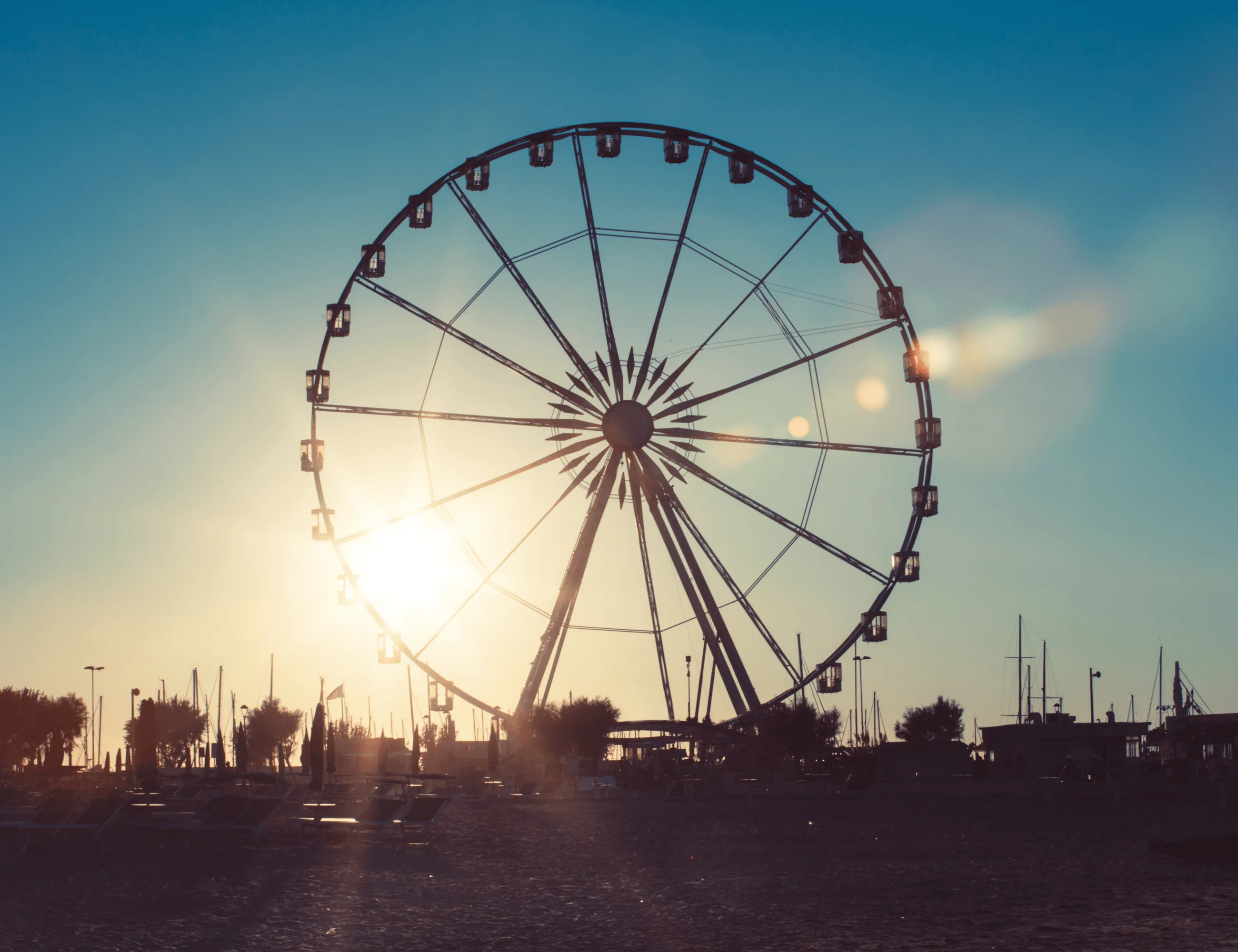 La ruota panoramica di Rimini al tramonto
