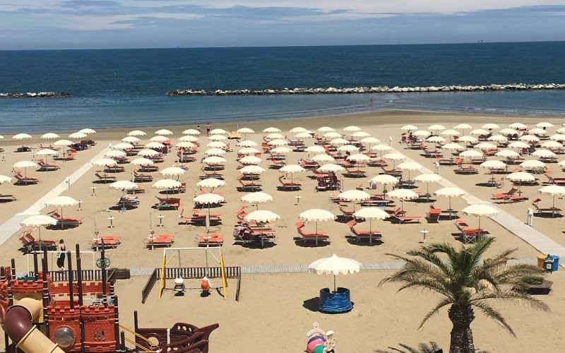 La spiaggia di Viserba con ombrelloni e area giochi